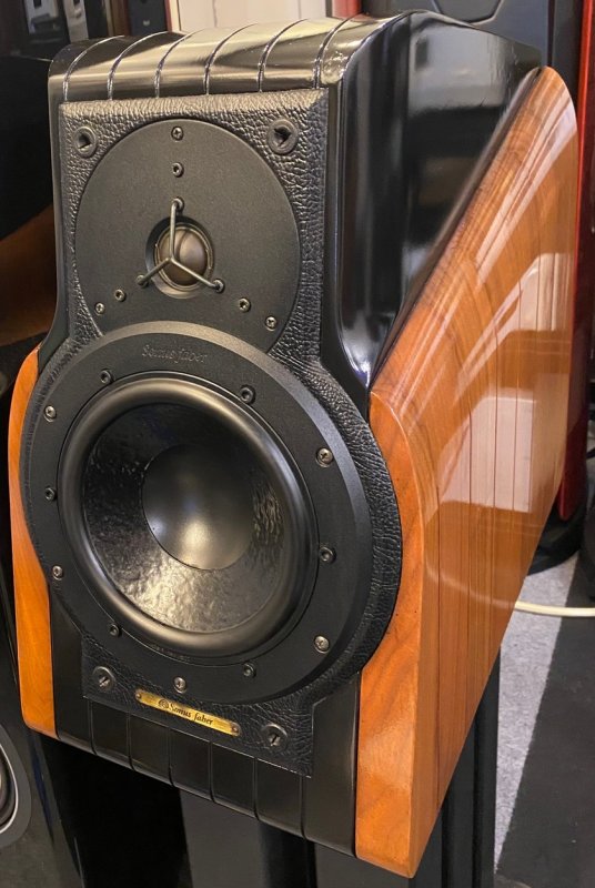 SONUS FABER EXTREMA ลำโพงพร้อมขาตั้ง สภาพสวย